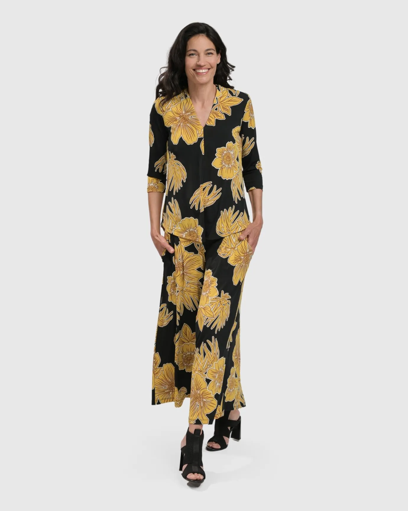 Women Alembika Tops & Tunics<Linda Signature Vneck, Gold