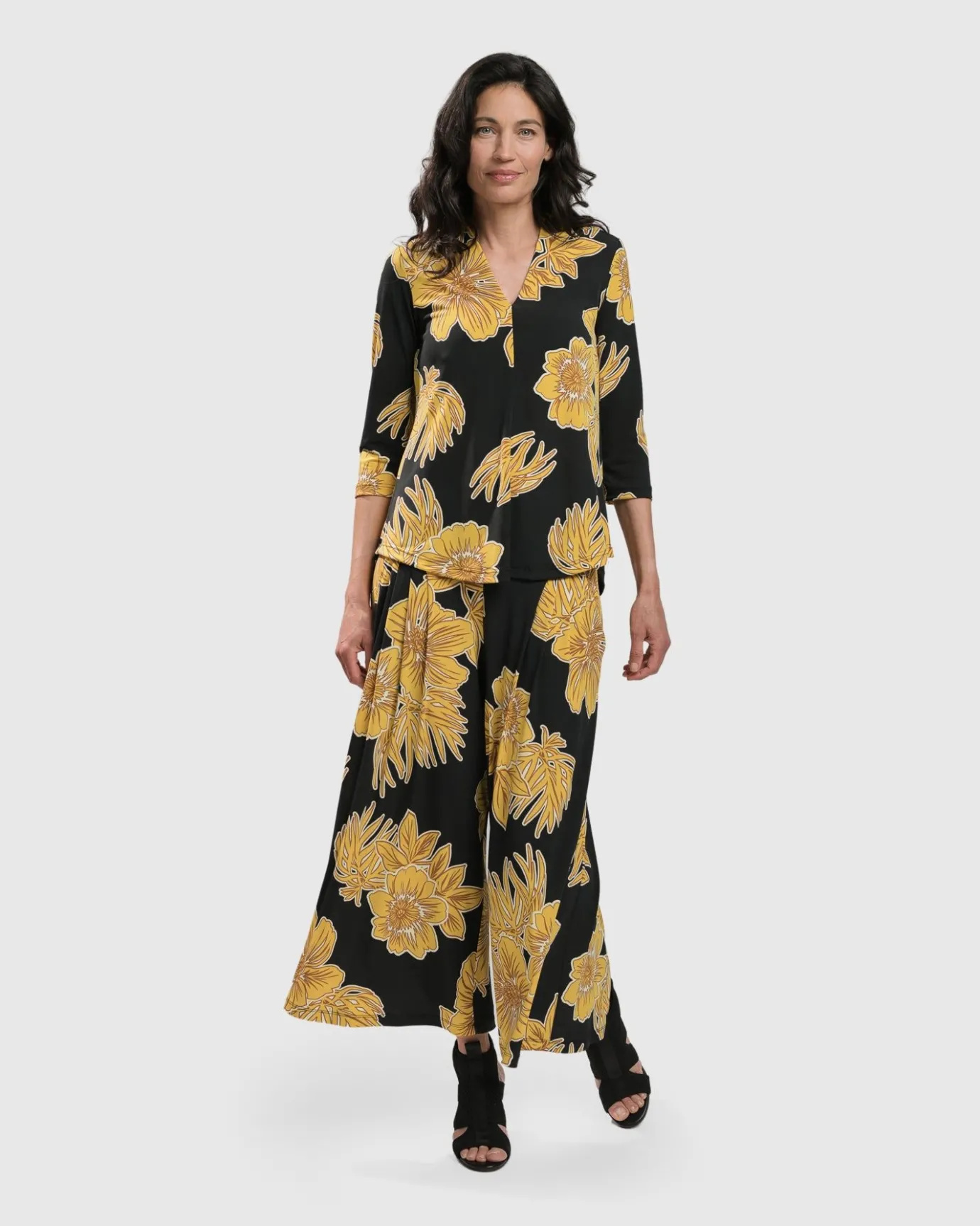 Women Alembika Tops & Tunics<Linda Signature Vneck, Gold
