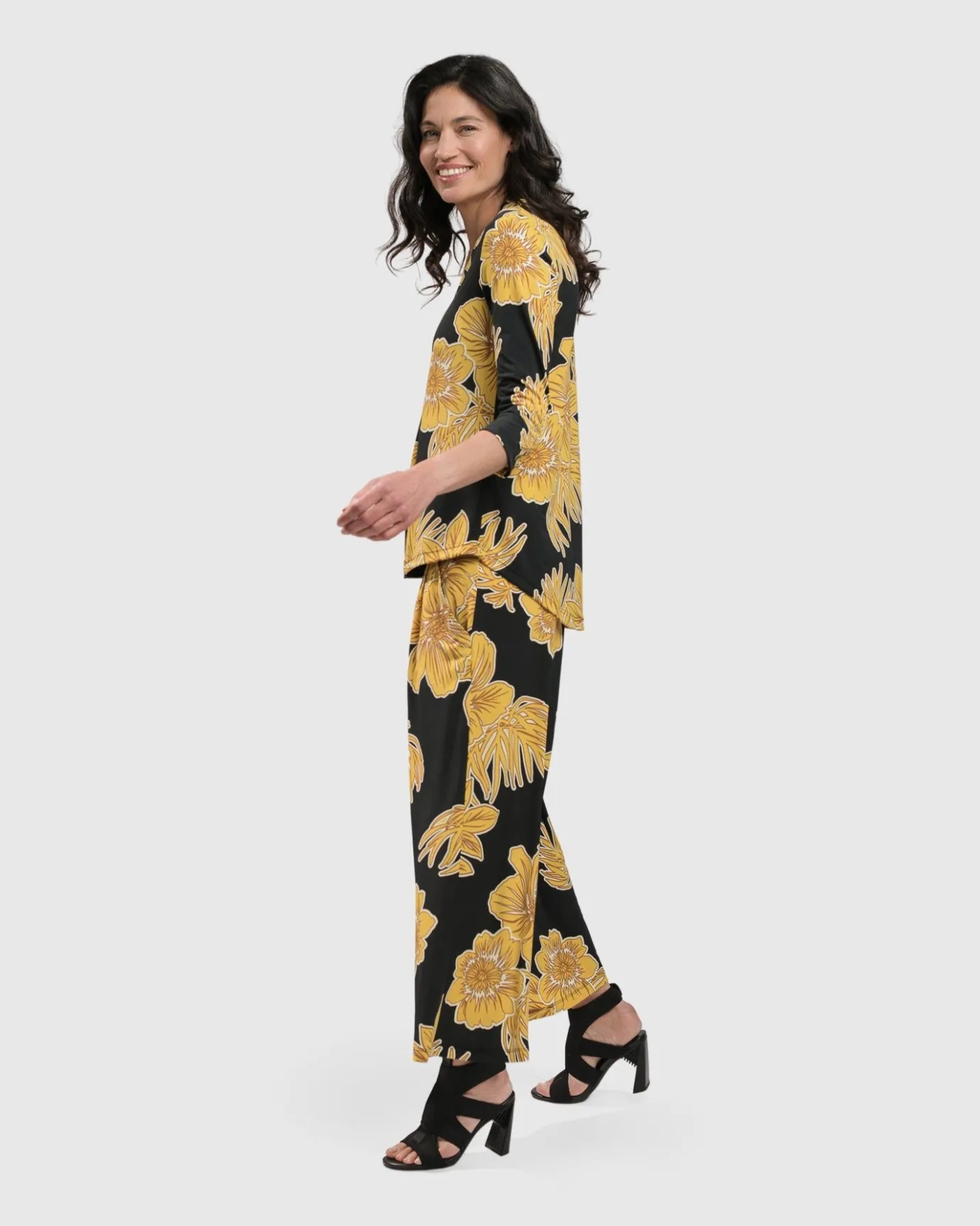 Women Alembika Tops & Tunics<Linda Signature Vneck, Gold