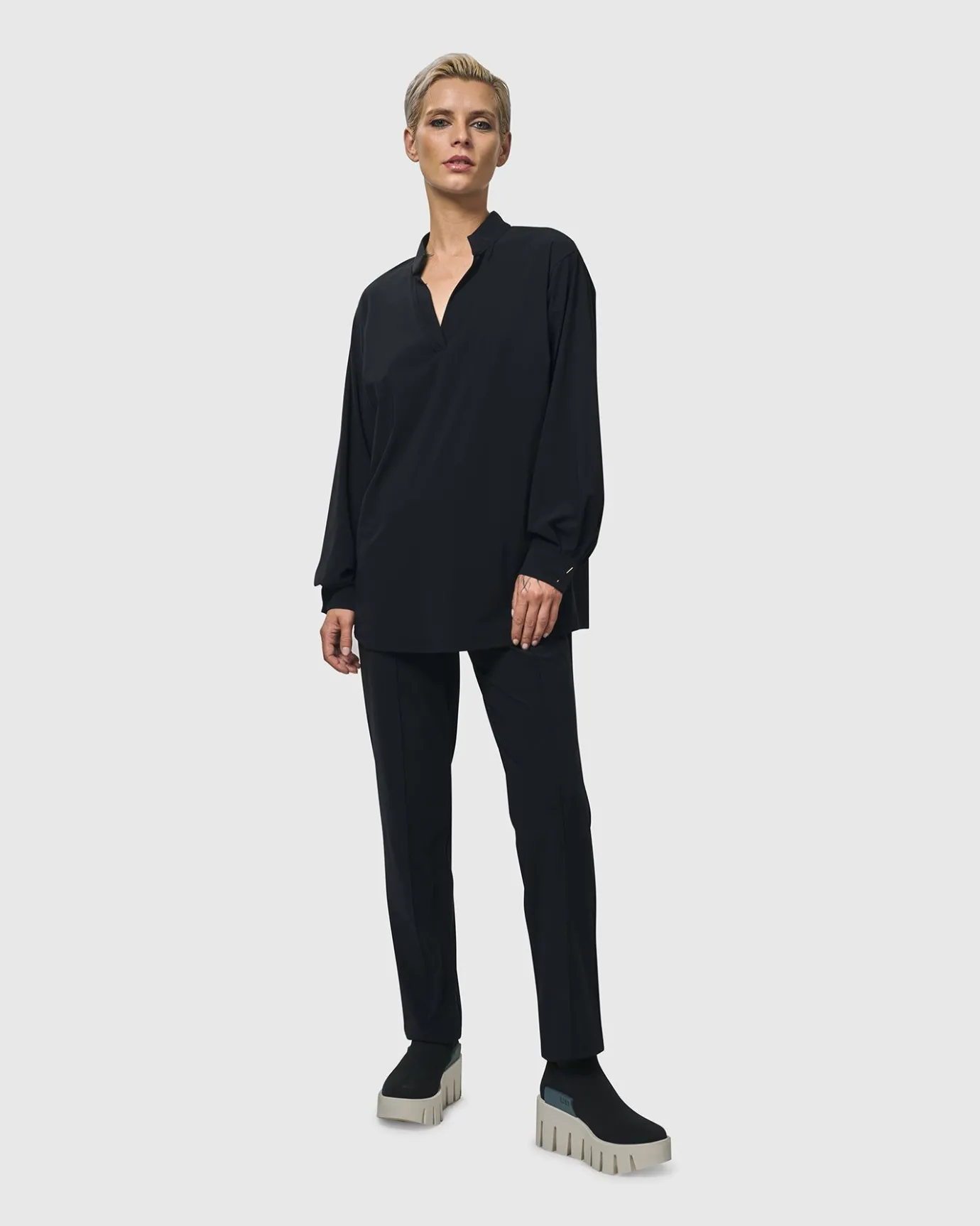 Women Alembika Plus<Trinity V-Neck Pullover Top, Black