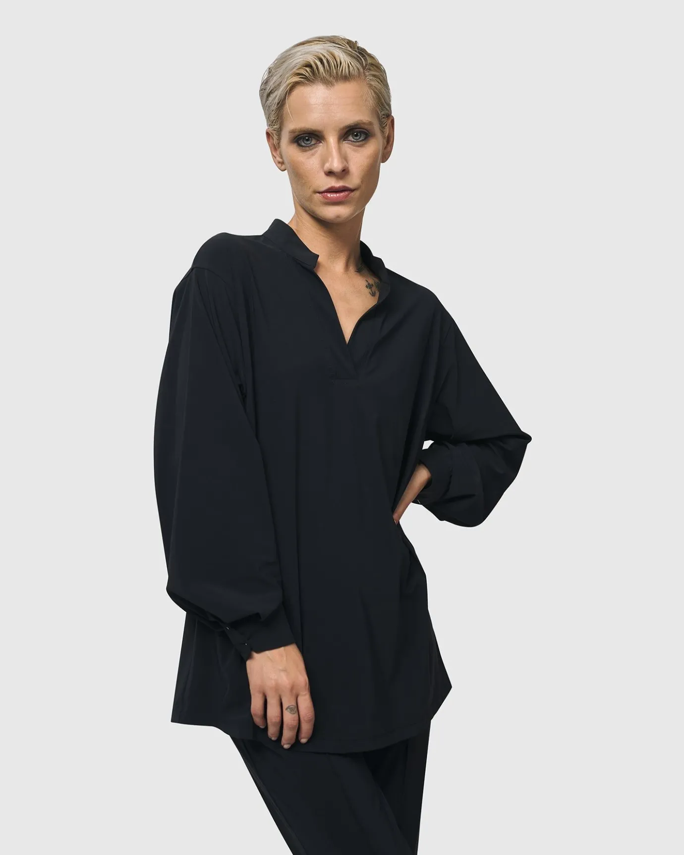 Women Alembika Plus<Trinity V-Neck Pullover Top, Black